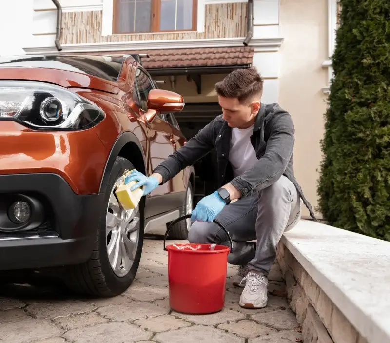 Lavage auto à domicile Sainte-Hélène : professionnel intervenant sur un véhicule